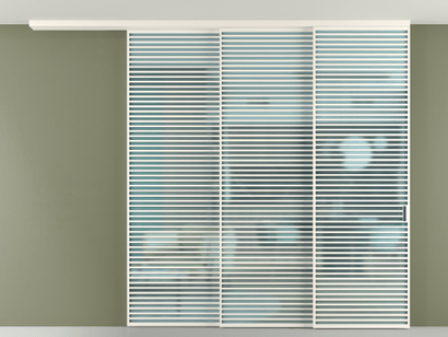 Алюминевая перегородка pv3_07_ Алюминий пудровый белый Сатинированное голубое стекло, триплекс, 6мм. Цвет Алюминий пудровый белый. Материал Алюминий в эмали. Коллекция Перегородка Formato вдоль стены на потолок телескопик синхро 3. Картинка.